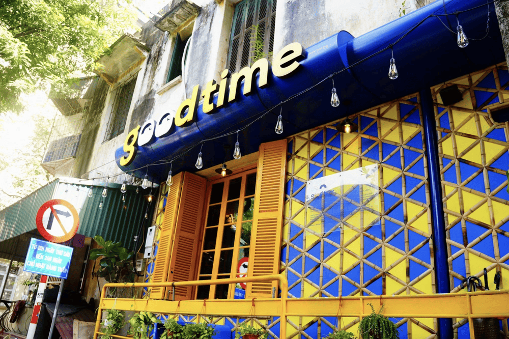 GoodTime Burger Nam Trang features an eye-catching design with blue-and-yellow tones and unique patterns (Source: GoodTime Vietnam)